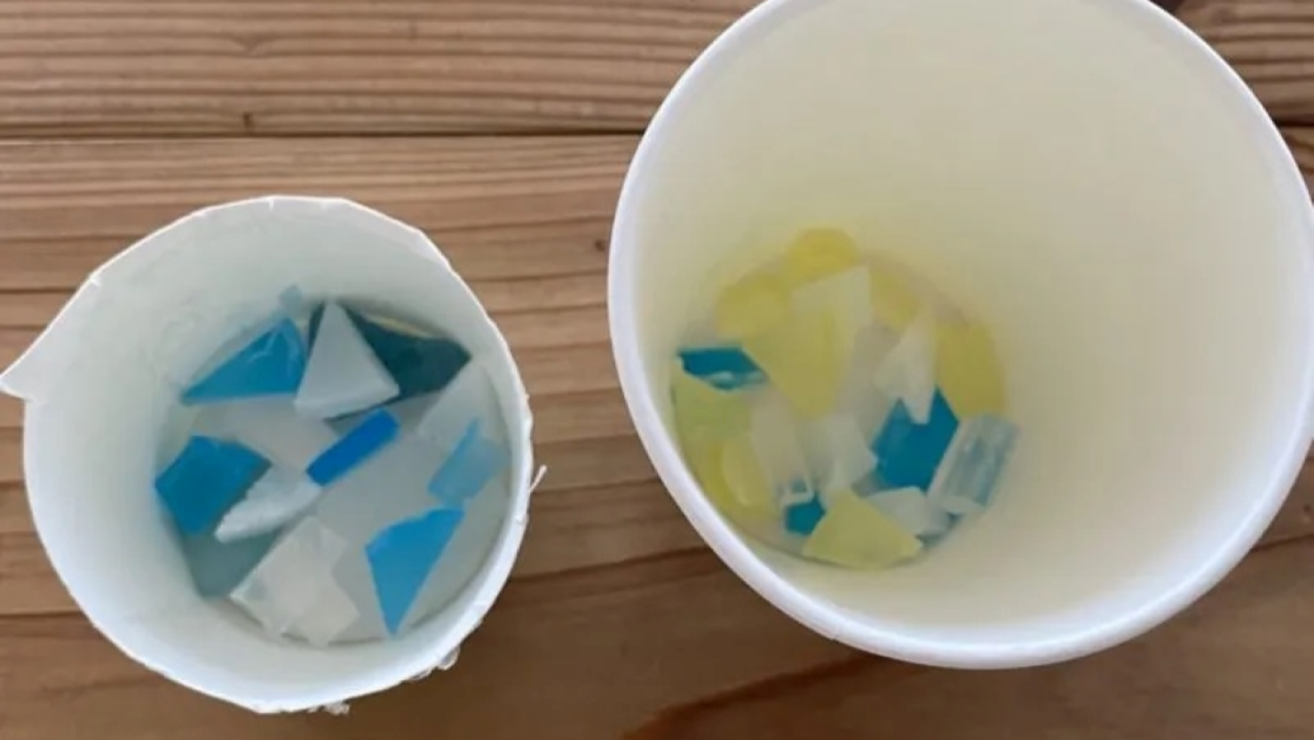 紙コップに切ったパーツを入れる