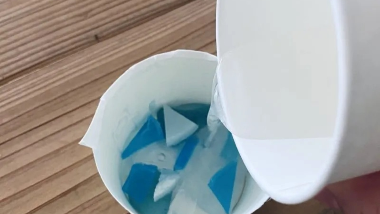 紙コップに溶かした透明のグリセリンソープを流し入れる