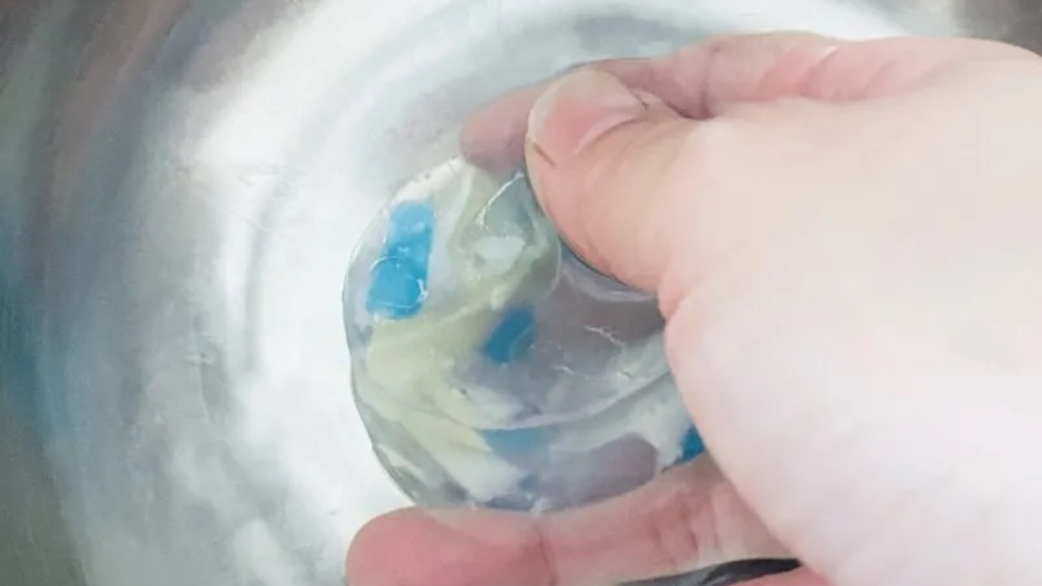 ボウルに入れた水で宝石石鹸を磨く様子