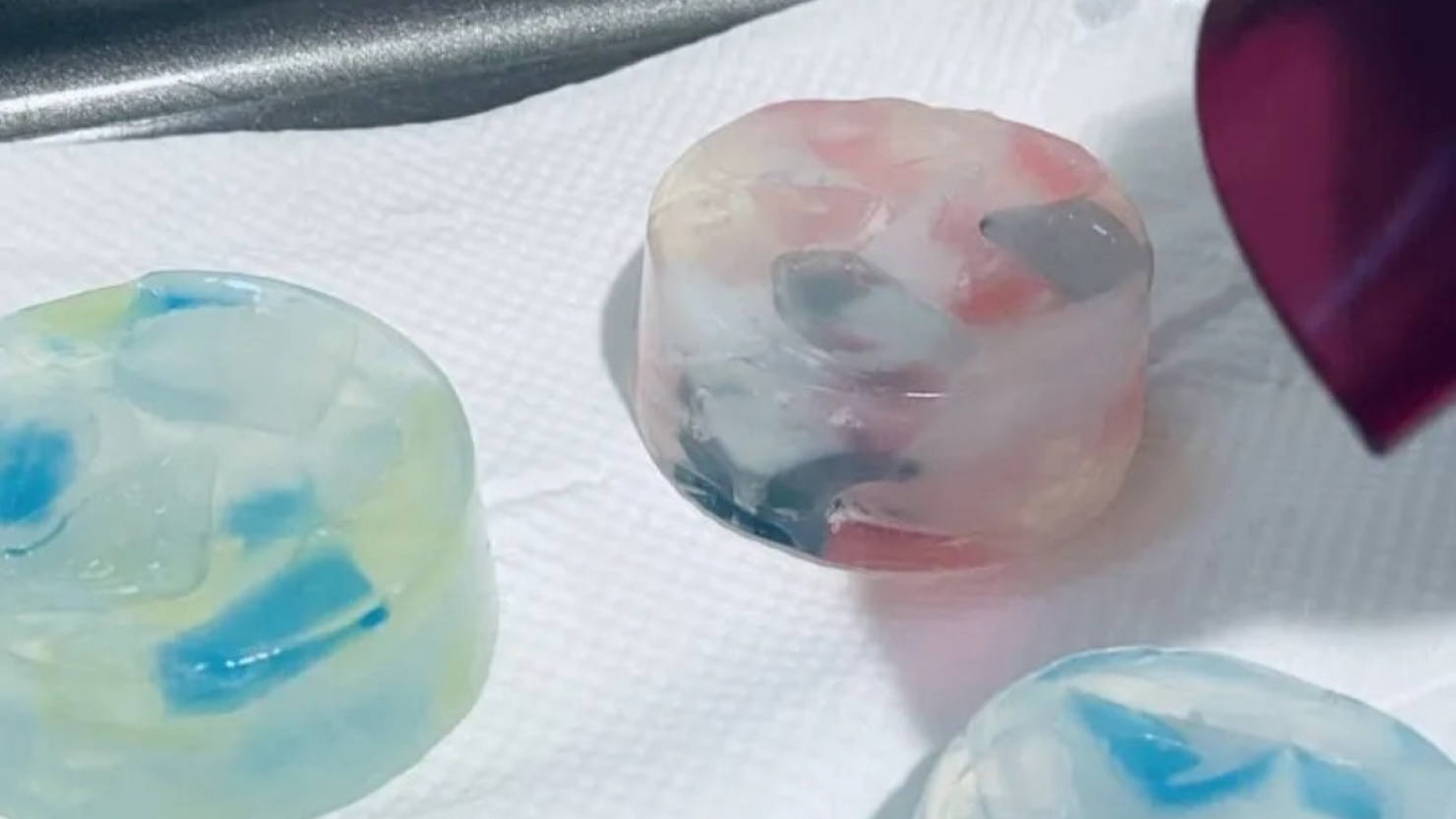 ドライヤーの冷風で表面の水分を取る様子