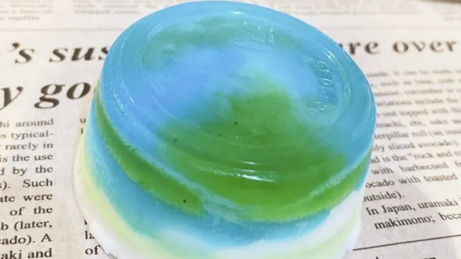 色の層になるよう固めた石鹸