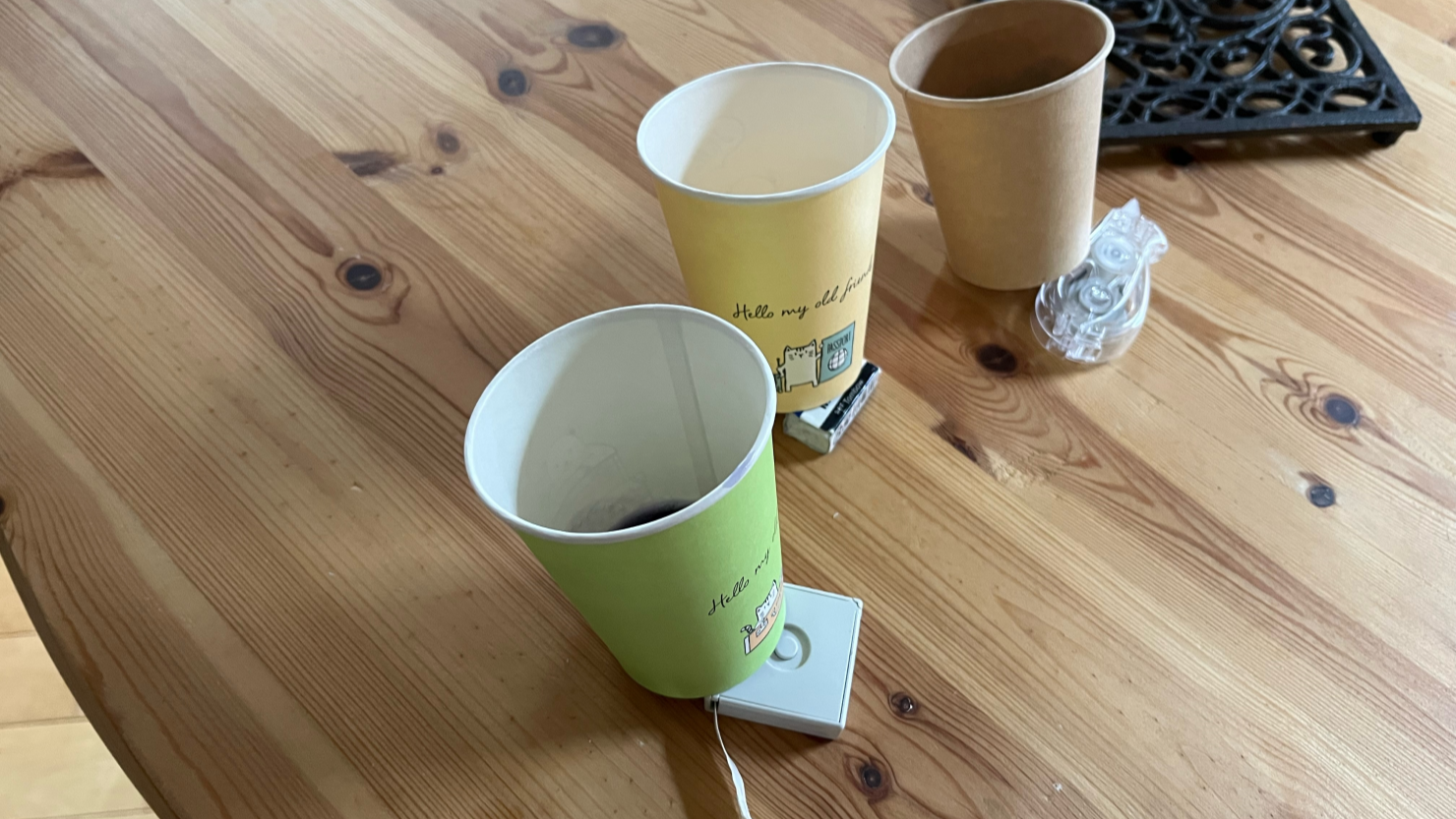 紙コップを斜めにして固める様子