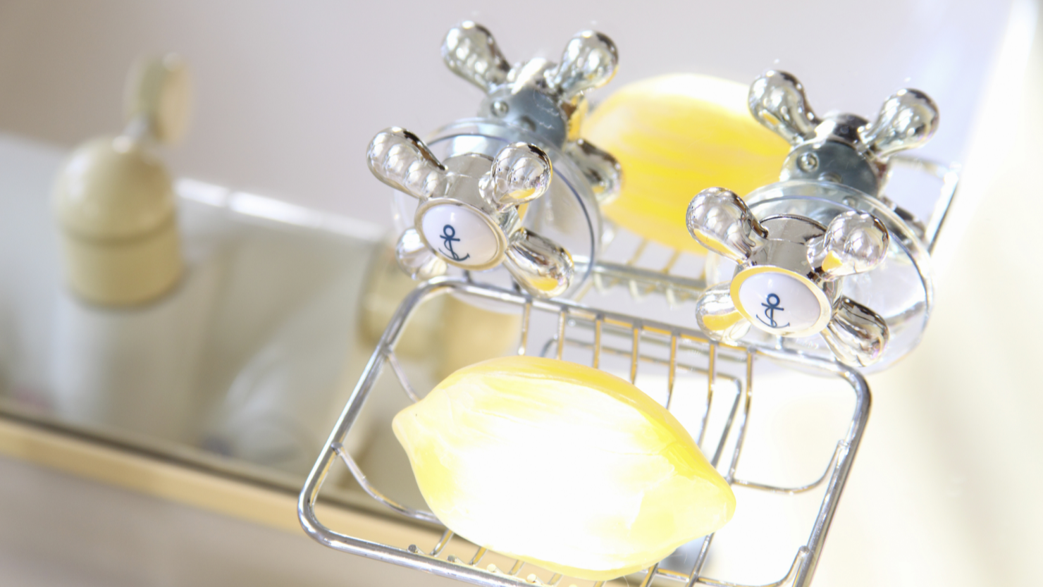 ソープディッシュで可愛く石鹸をディスプレイする様子