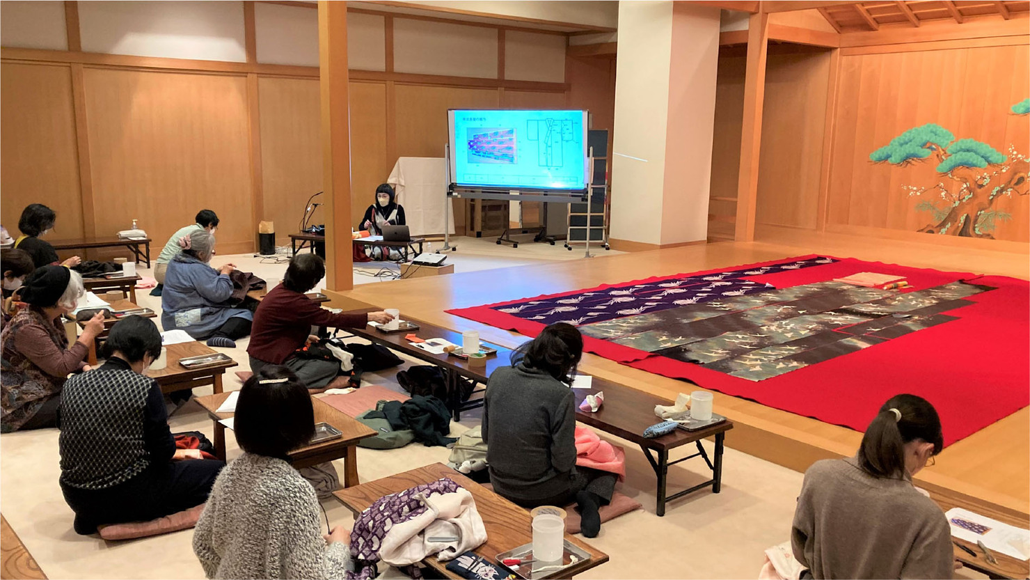 大人のためのアトリエ講座　横浜能楽堂と連携した和のものづくりの講座の様子　© 横浜市民ギャラリー