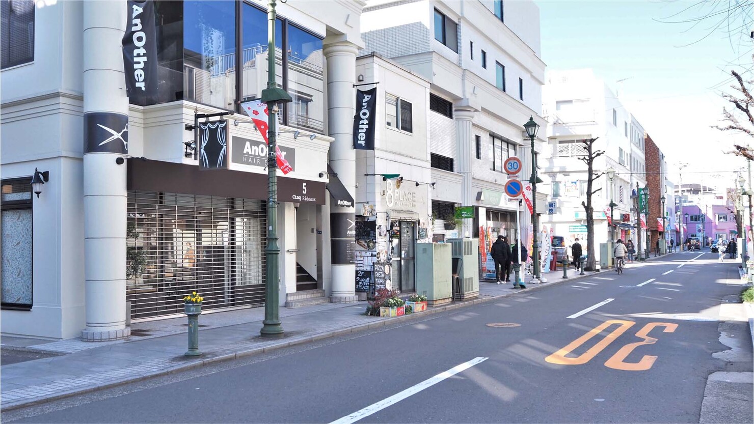 ギリシャ神殿風の建物で統一された大倉山エルム通り商店街 © K.Isozaki