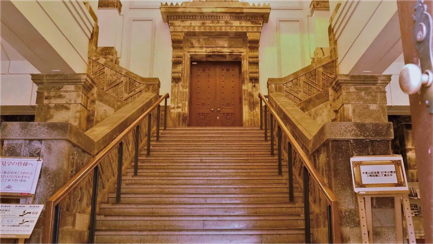 古代ギリシャ以前の”プレヘレニック様式”という世界的にも希少な建築様式のほか、東洋の意匠も採り入れられています © K.Isozaki