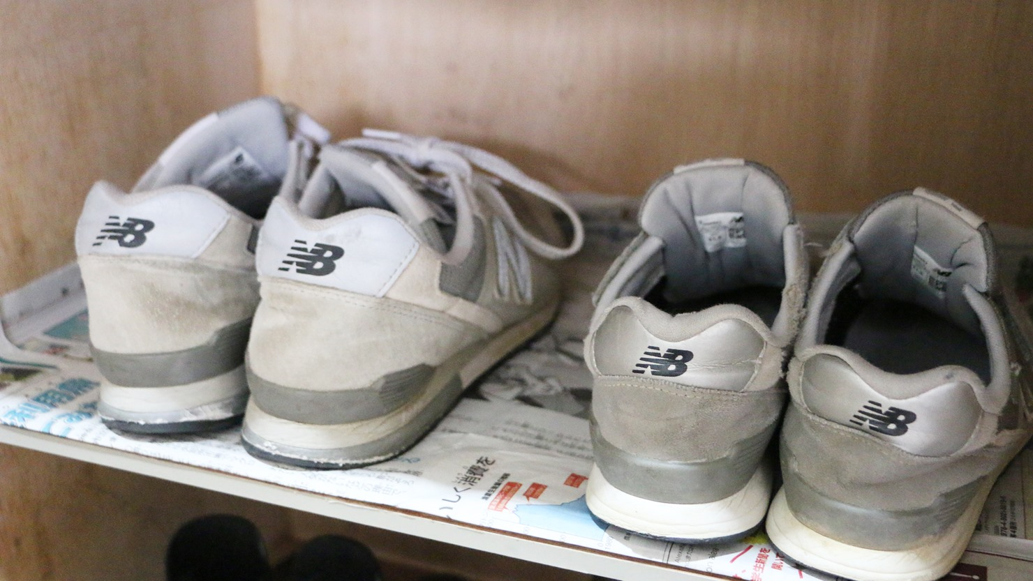 シューズクローゼットで新聞紙を使って除湿