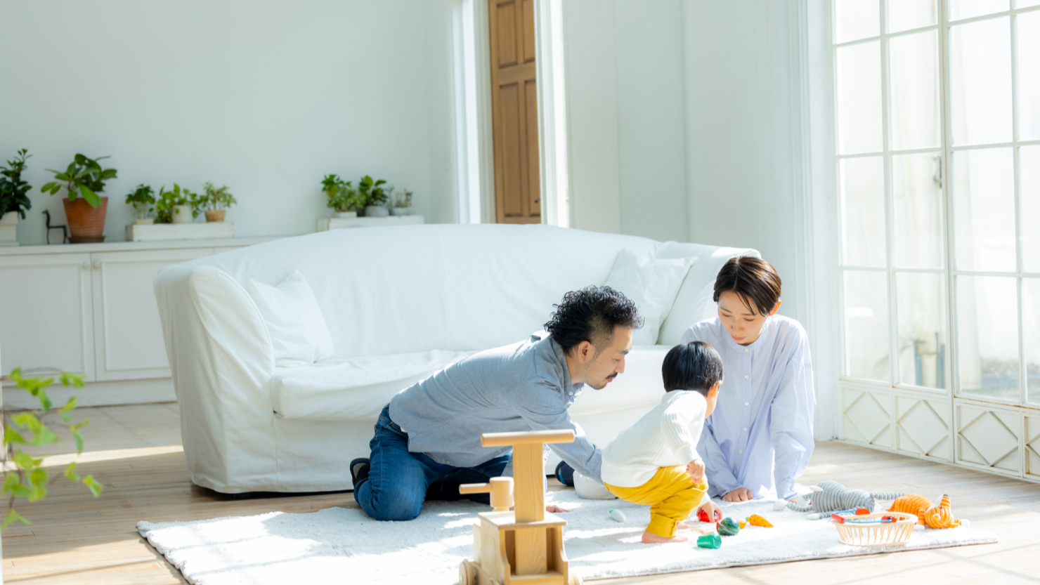  自宅で快適に過ごしている家族