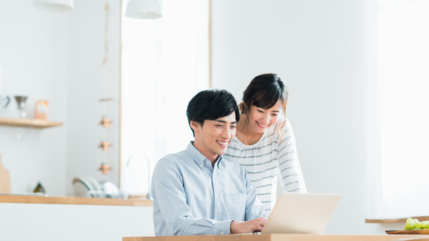 若い夫婦が家探しする様子