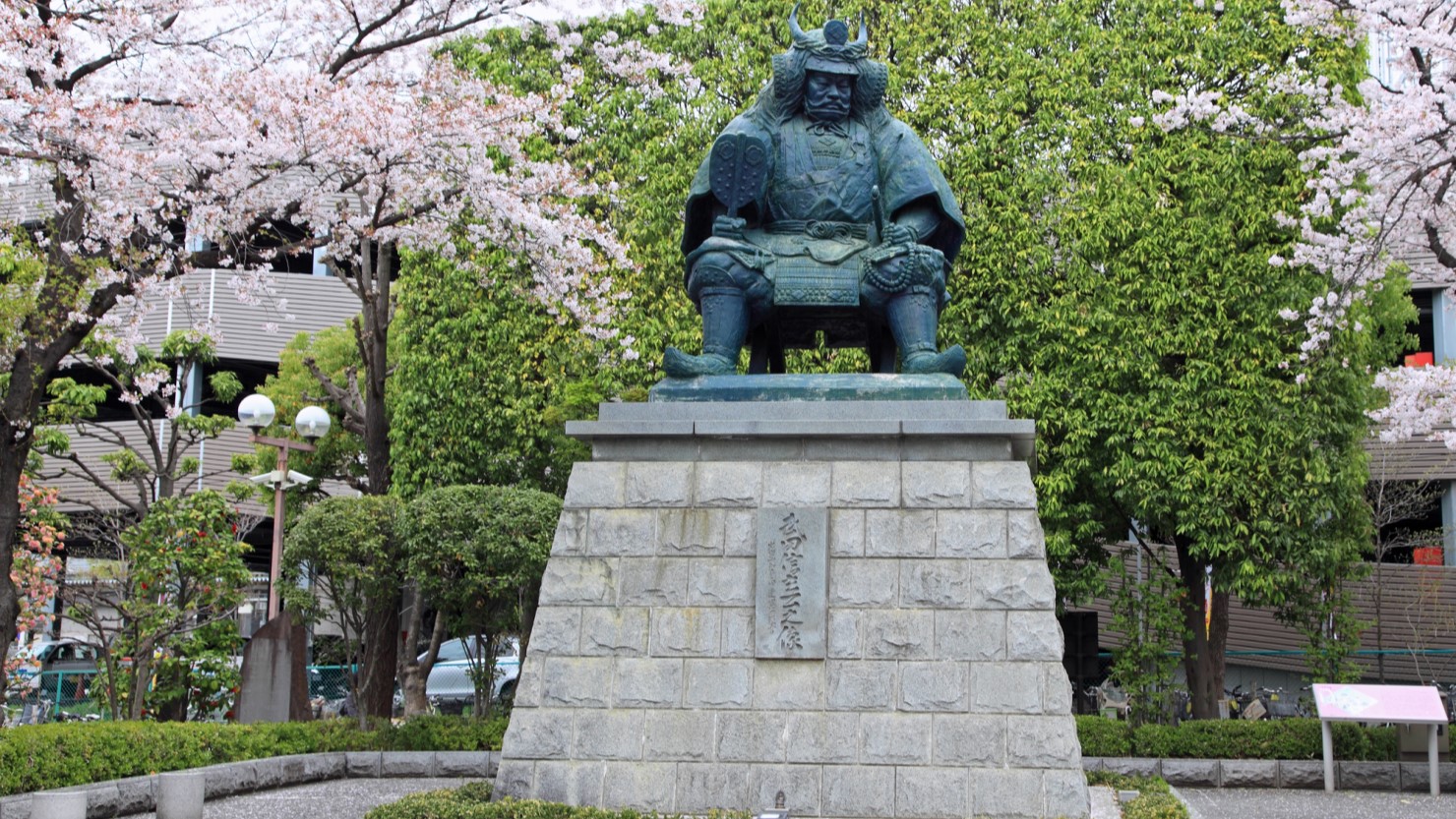 甲府駅前にある武田信玄の銅像