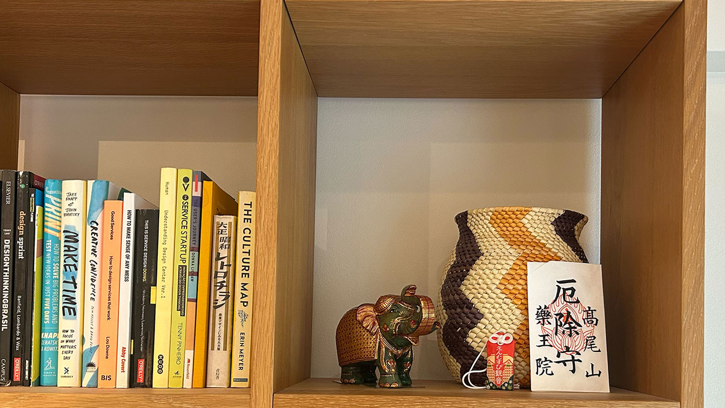 インドのお土産の象。ブラジルの壺