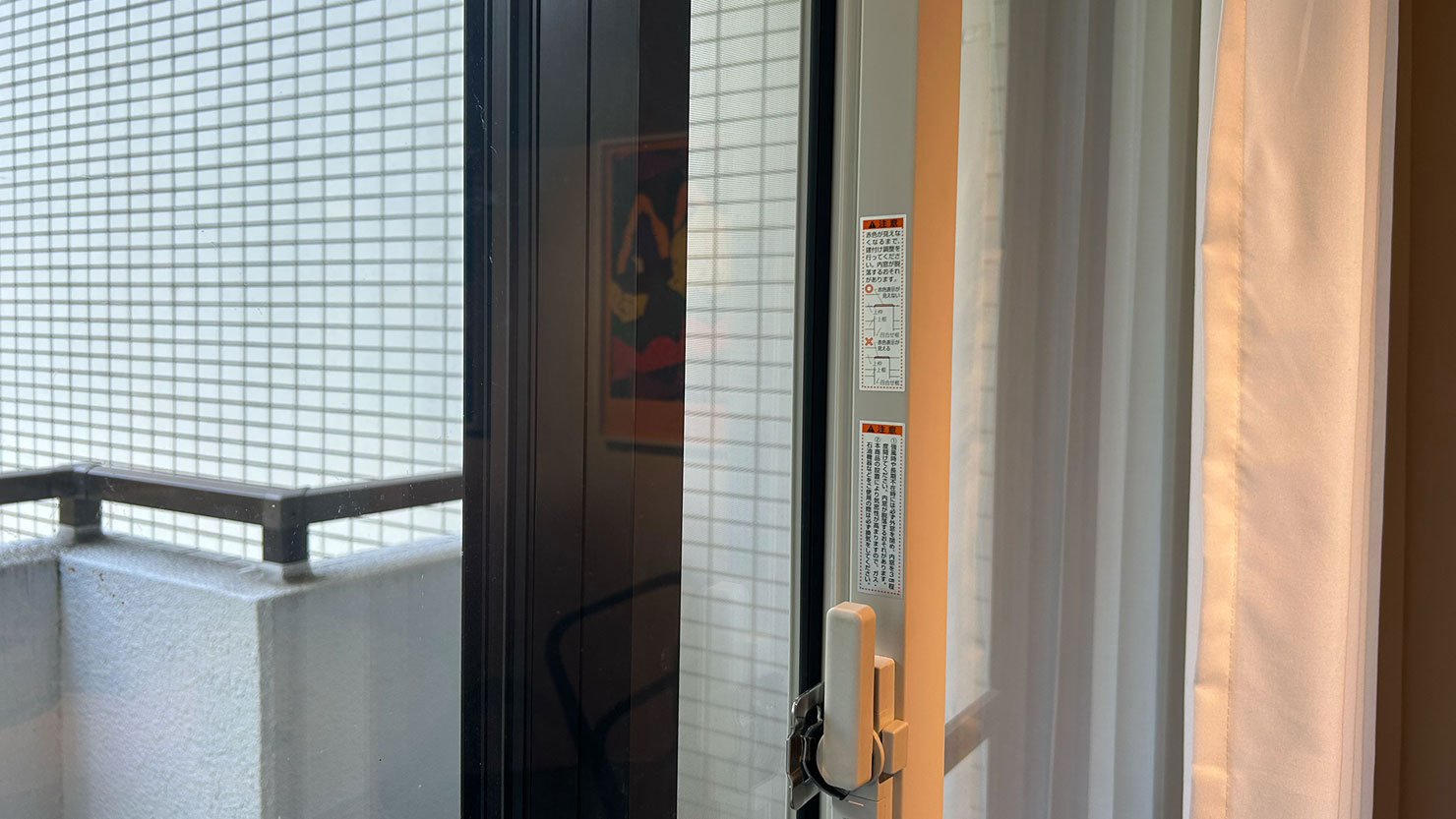 窓は購入前のリノベーションによって二重サッシになっています