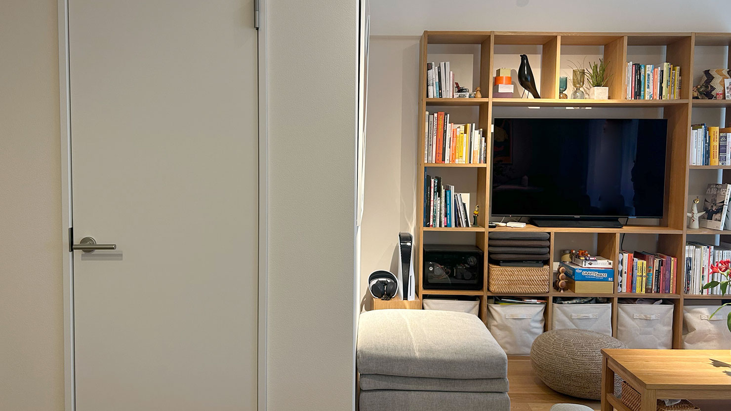 扉を取り付け、収納スペースを確保