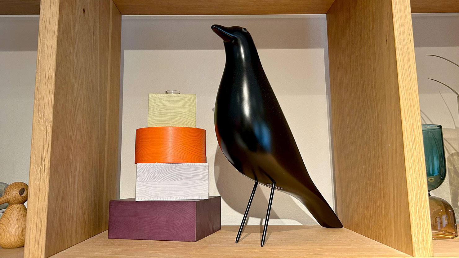 お気に入りだという鳥のオブジェ。小物は動物のものが自然と増えていったそう