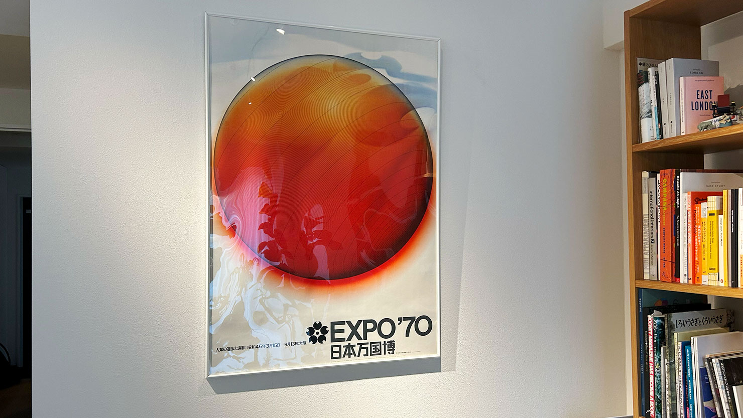 壁のポスターが目を引きます。ここにはアートを飾る予定だったので、収納の壁を追加する際に下地を入れてもらったそう