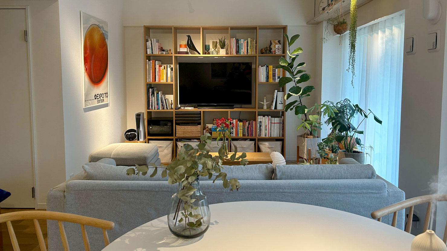 壁面の棚にはお二人の思い出の品をディスプレイ