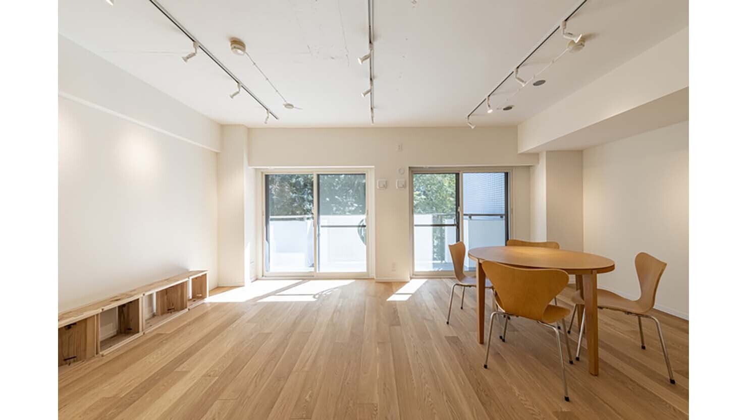 内見時、追加のリノベーションをする前の状態の室内。断熱工事を施し、床には質感の良いフローリング、天井にはライティングレールと、必要最小限、でも基本性能が高い設えに