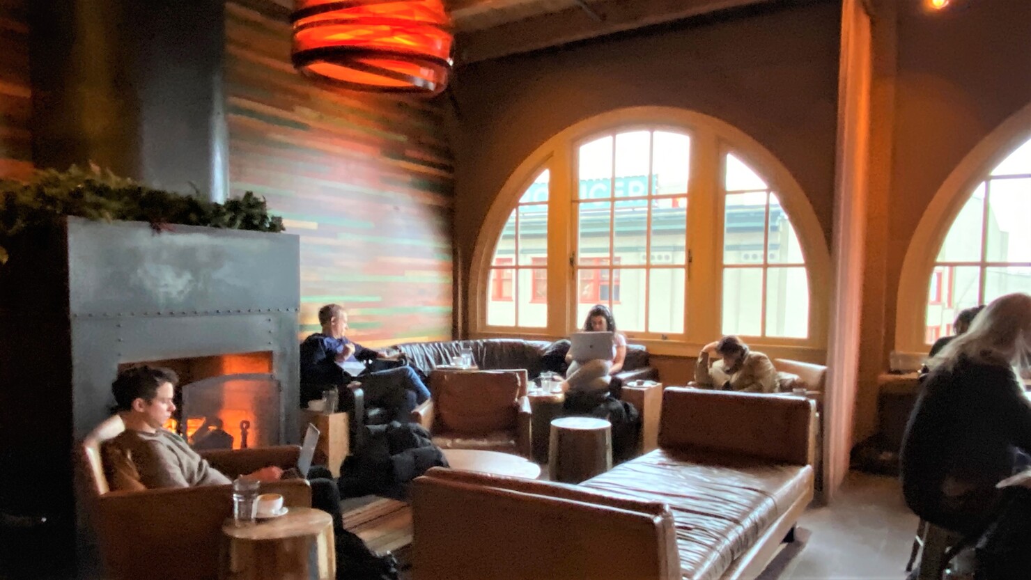 パイク・プレイス・マーケットの一角にあるStoryville Coffee。ゆったり感といい、落ち着いた色合いといい、まるで知人のリビングルームのようにくつろげる　 ©Masami Suzuki