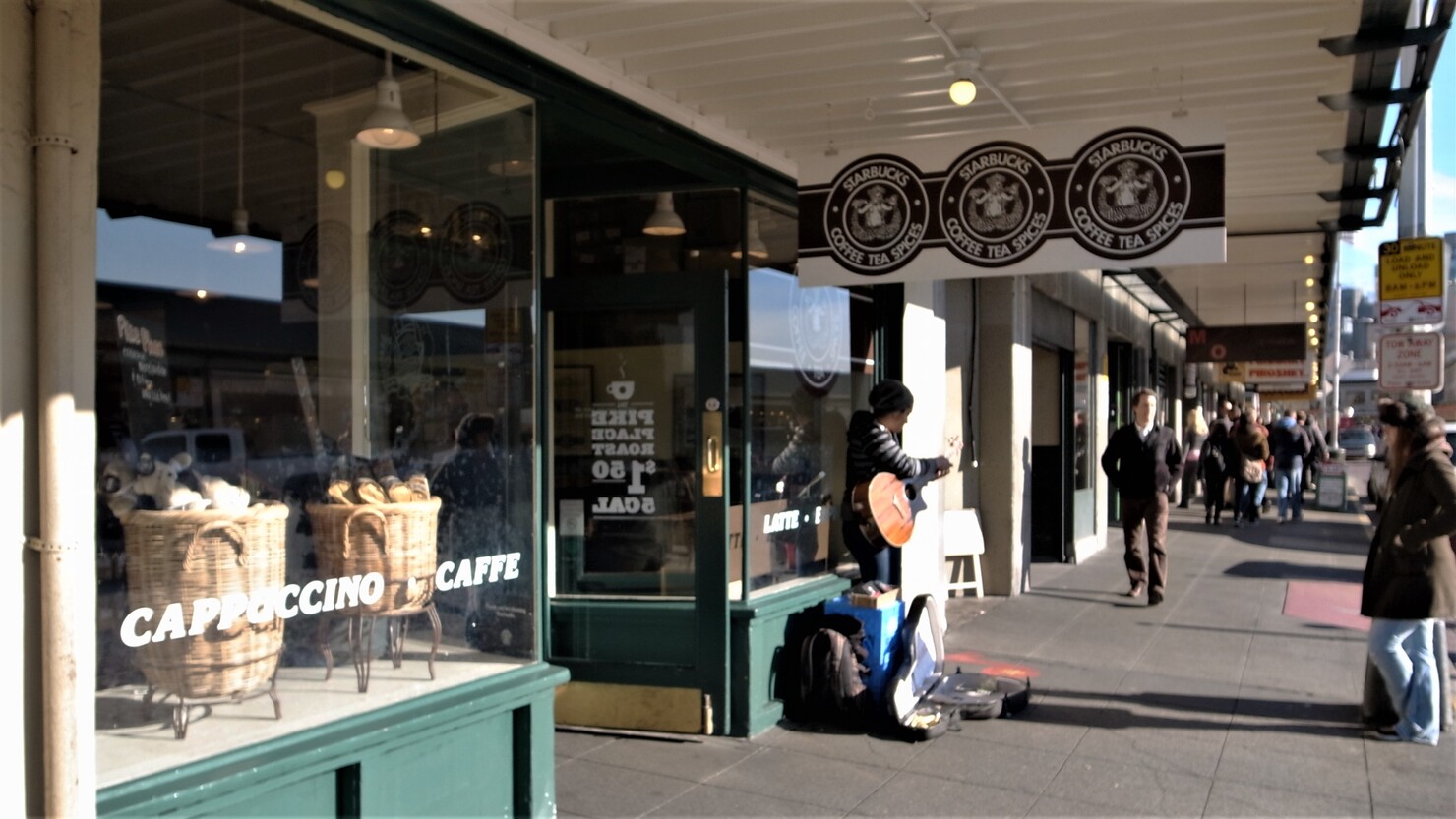 パイク・プレイス・マーケット内にあるスターバックスの１号店の早朝風景。この店だけは創立当初のロゴが使われている　© Masami Suzuki