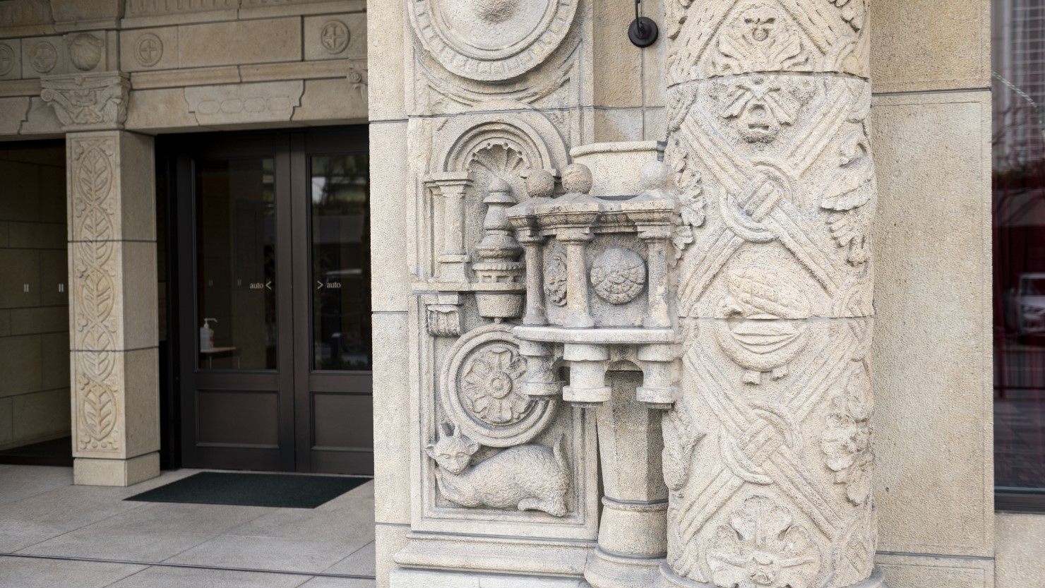 ダイビル足元装飾