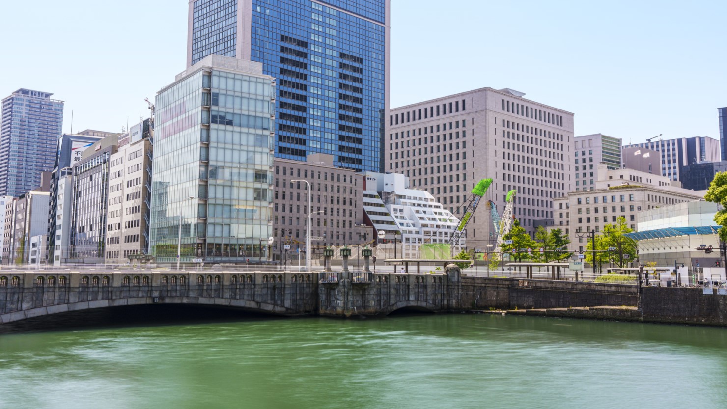 中之島から見た淀屋橋。対岸が土佐堀通で左手が北浜、天満橋方面