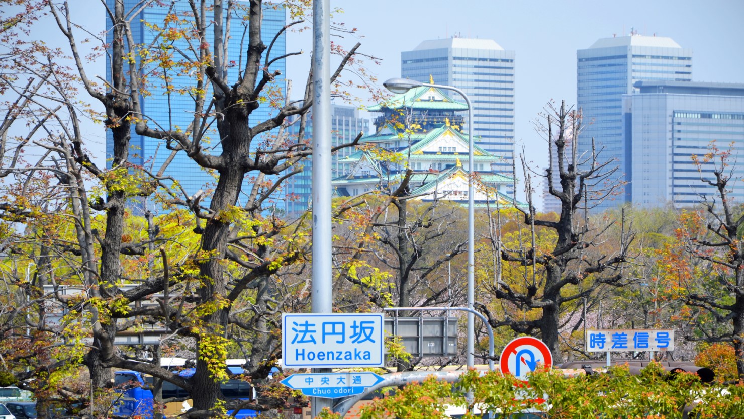 中央大通りと法円坂の交差点