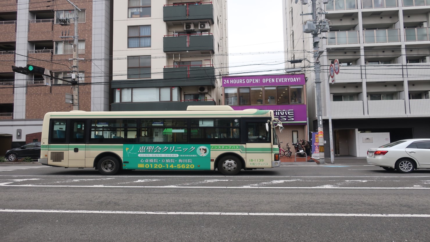 上本町1丁目周辺の様子。上町筋沿いにマンションが並ぶ