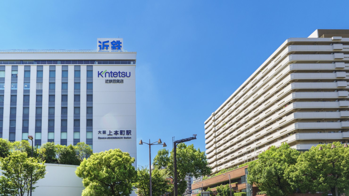 上本町駅は千日前通りに面して近鉄百貨店とうえほんまちハイハイタウン（右）があり、南大阪や奈良方面へは近鉄で、地下鉄も千日前線、谷町線と接続していて便利で静か