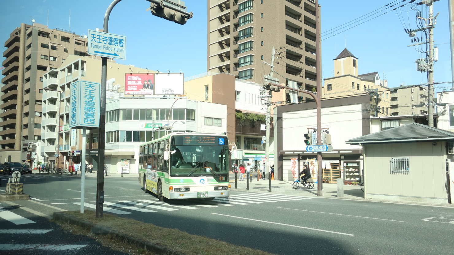 勝山通から出てくる62番。勝山通には、天王寺警察署が