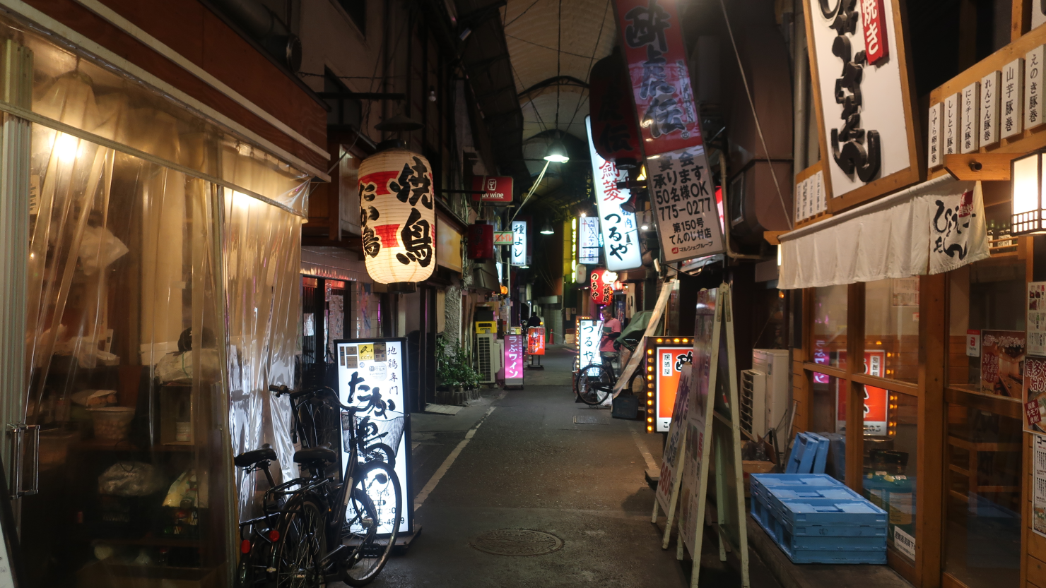 裏天王寺と呼ばれる飲み屋街。立ち飲み店のほか、大手居酒屋、さらに、安価な寿司店のほか、中華に焼肉店など飲食店が多数あり、最近は若者で賑わっている