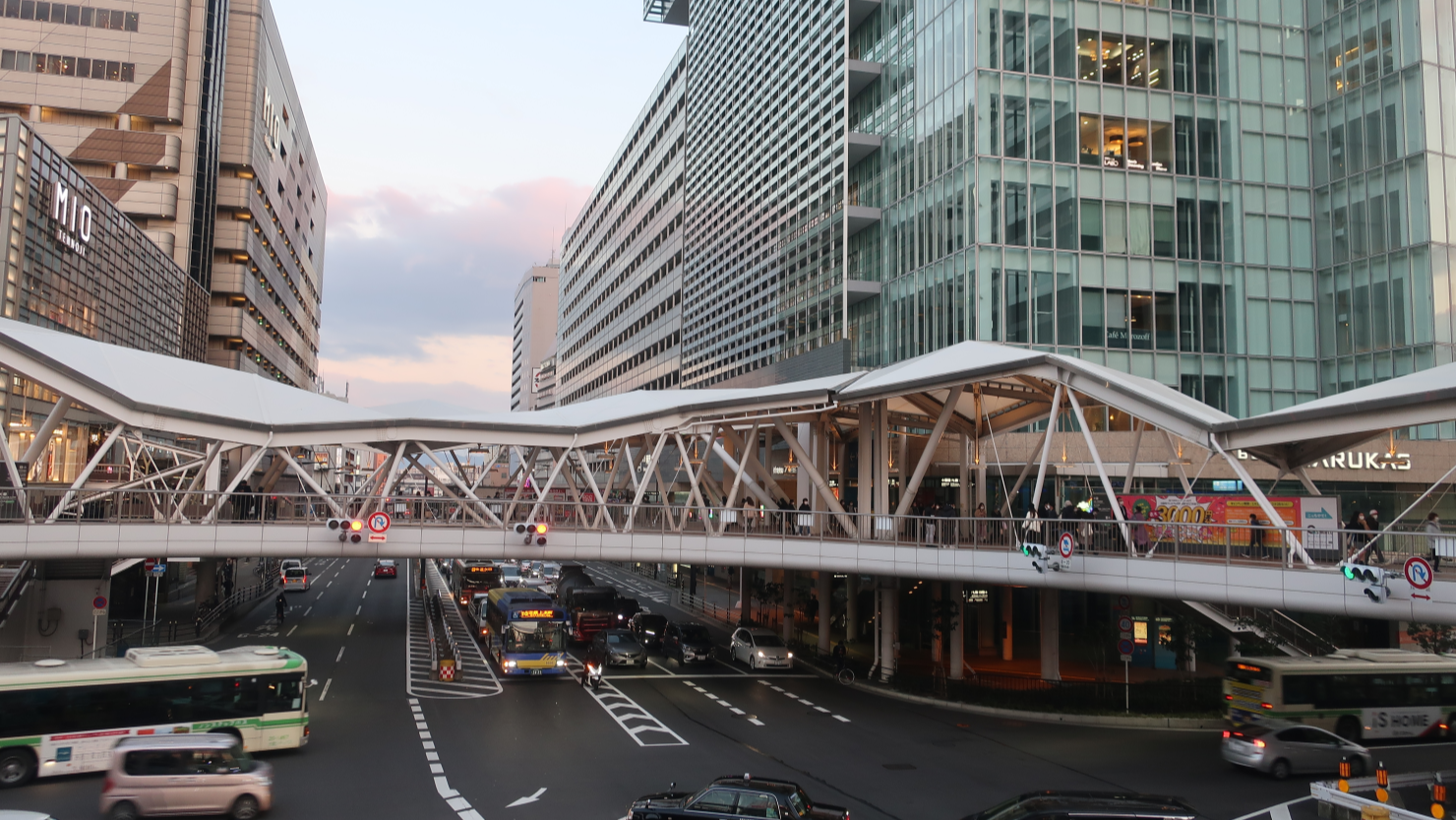 天王寺駅前の立体交差。右手に「あべのハルカス」、左手には天王寺MIO。天王寺も梅田、難波などとともに大阪有数のターミナル駅。八尾方面、東大阪、南大阪在住の方々にとっての遊び場でもある