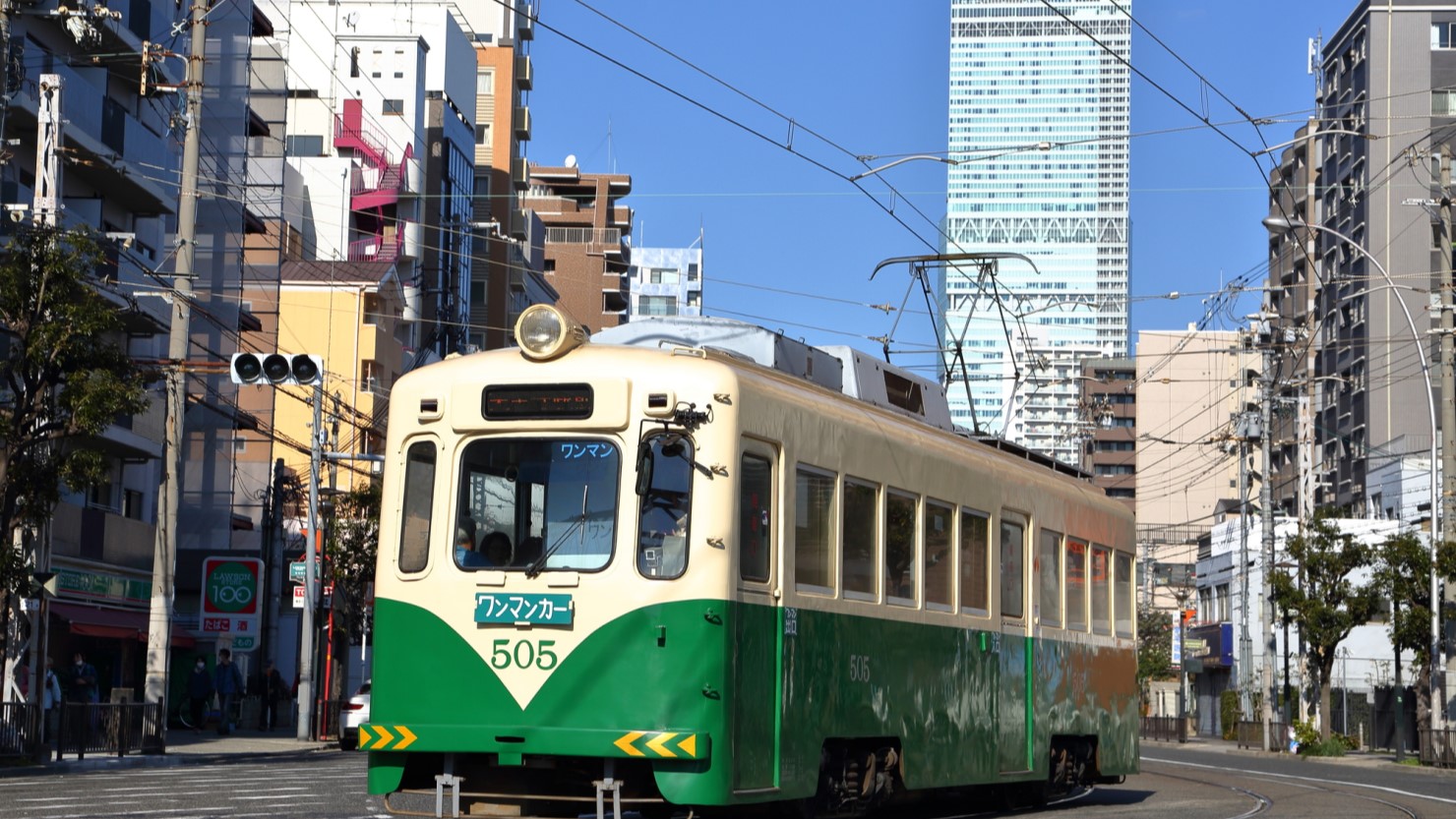 あべの筋を走る路面電車。バスに乗っていると並走する姿が見られる。大阪に唯一残る路面電車は、住吉神社方面、さらに先、堺市にある浜寺駅まで続く