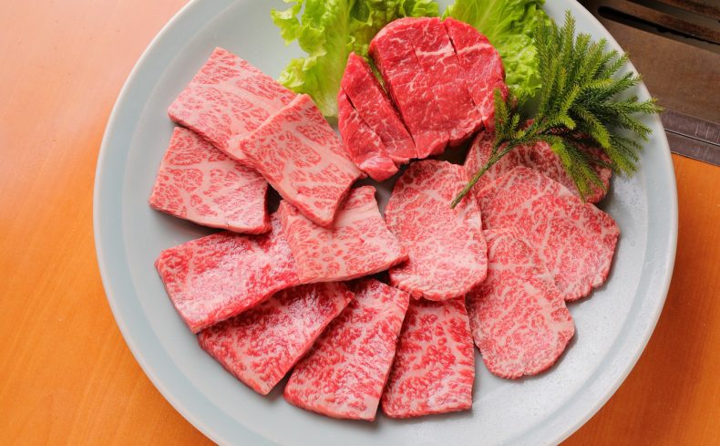 焼肉の街・鶴橋で約50年。「アジヨシ」別館の店長に聞く、新旧の文化が入り混じる鶴橋の魅力