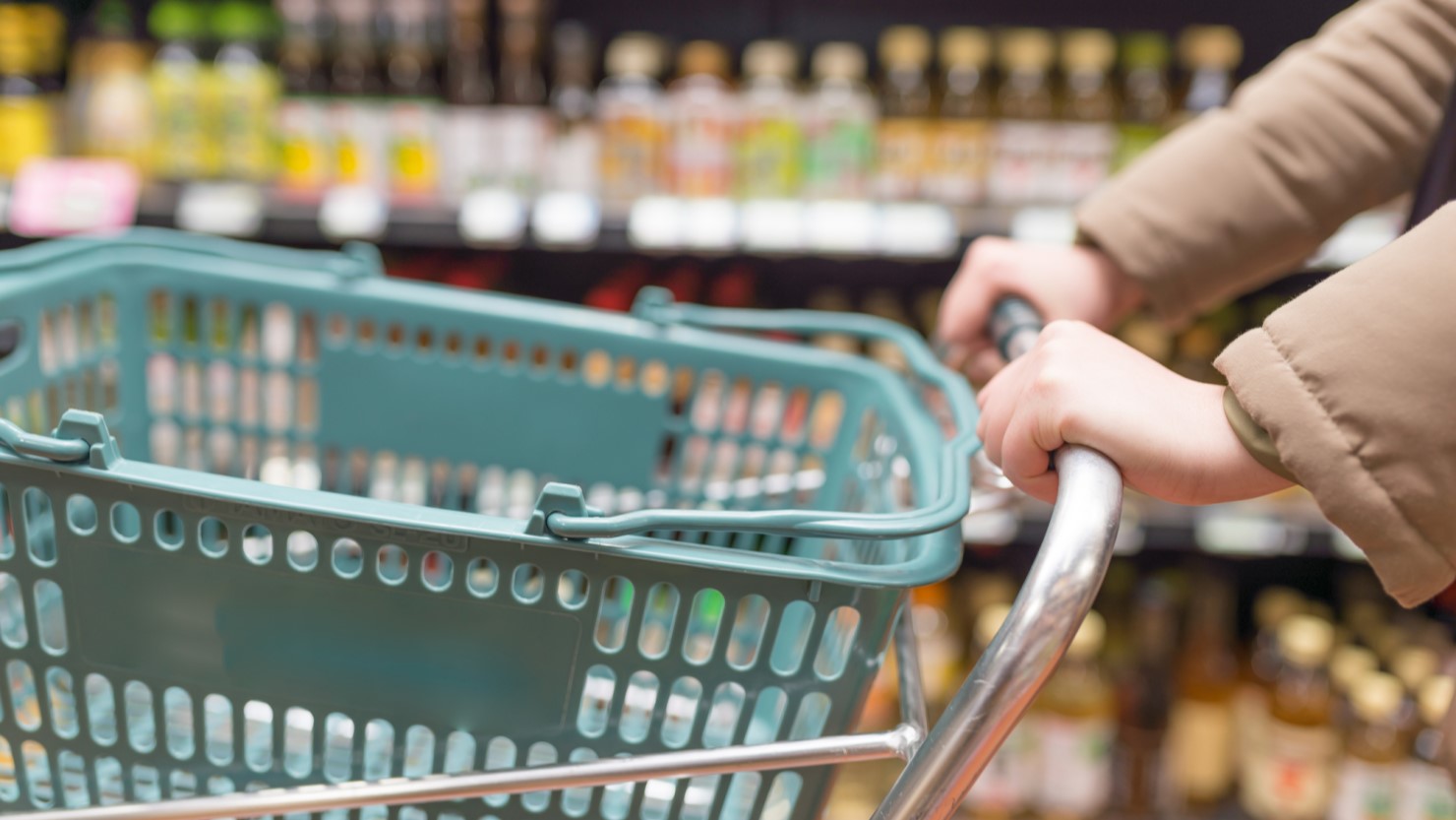 スーパーマーケットで買い物をしている様子