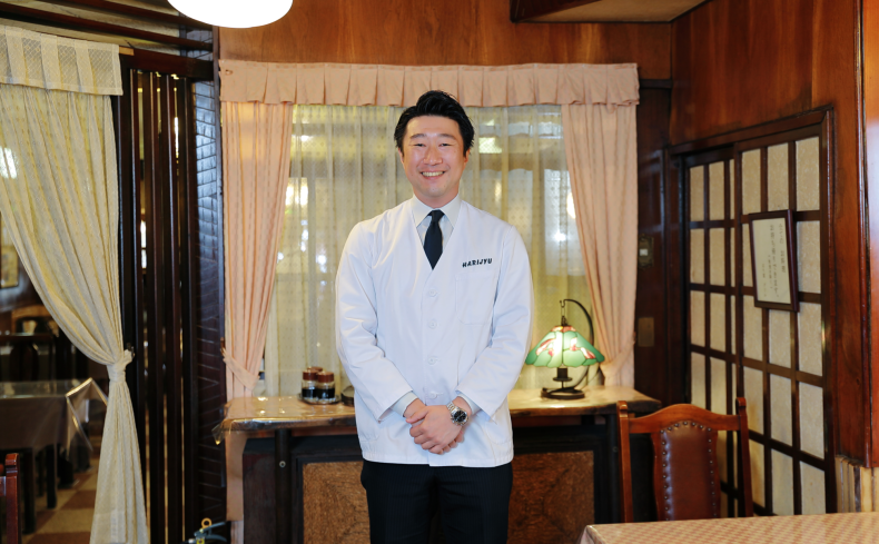 芸能文化の街、道頓堀の移り変わり。老舗精肉店が営む洋食店「はり重グリル」が見てきた風景