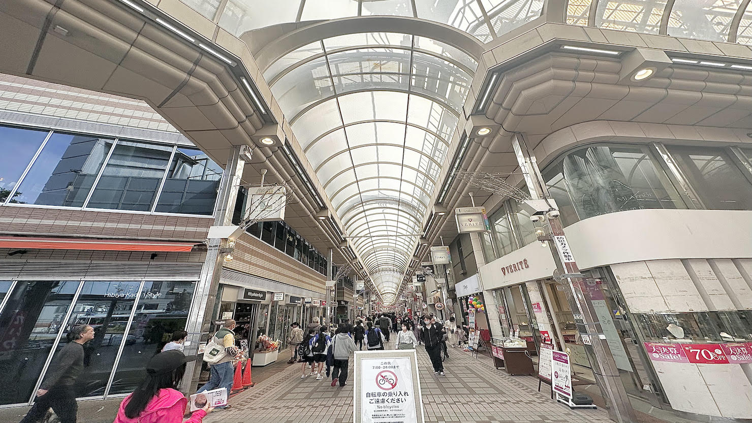 全長約800mのパルム商店街