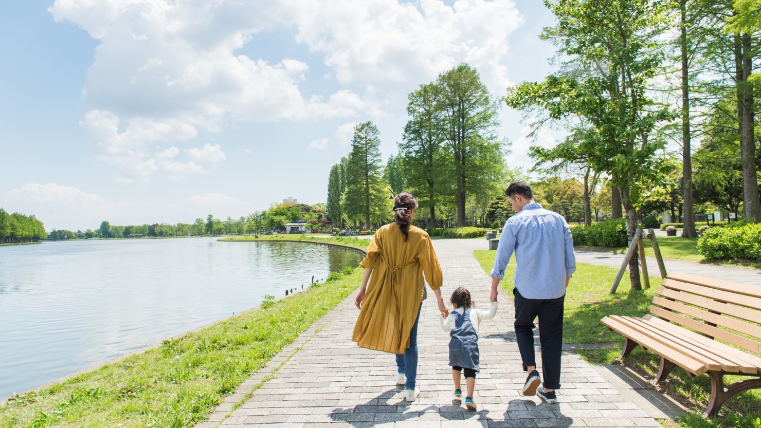 公園で遊ぶ家族