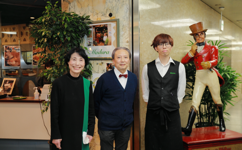 梅田の名物純喫茶「マヅラ」。地域に約半世紀愛されてきた、煌びやかな不思議空間を見てきた