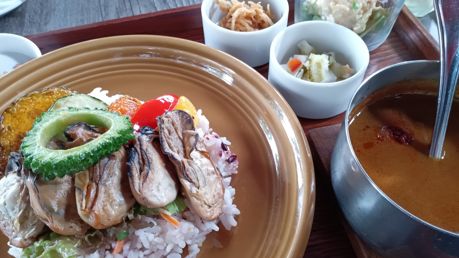 カキノキテラスの燻製牡蠣カレー