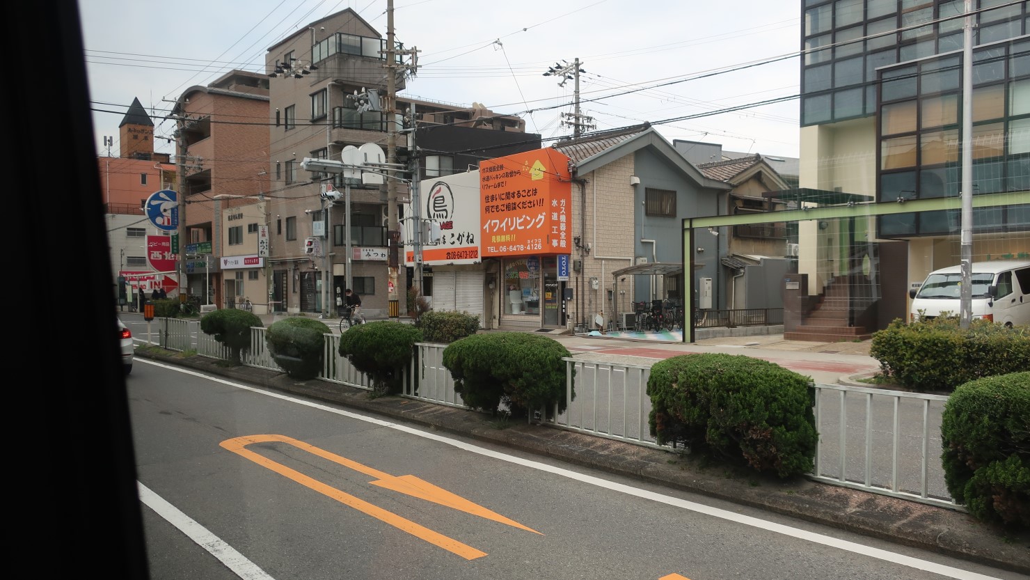 淀川通りの塚本周辺。梅田から15分程度の距離。高層のビルはあまり見かけません。通り沿いには個人商店と大型店が混在し立ち並びます