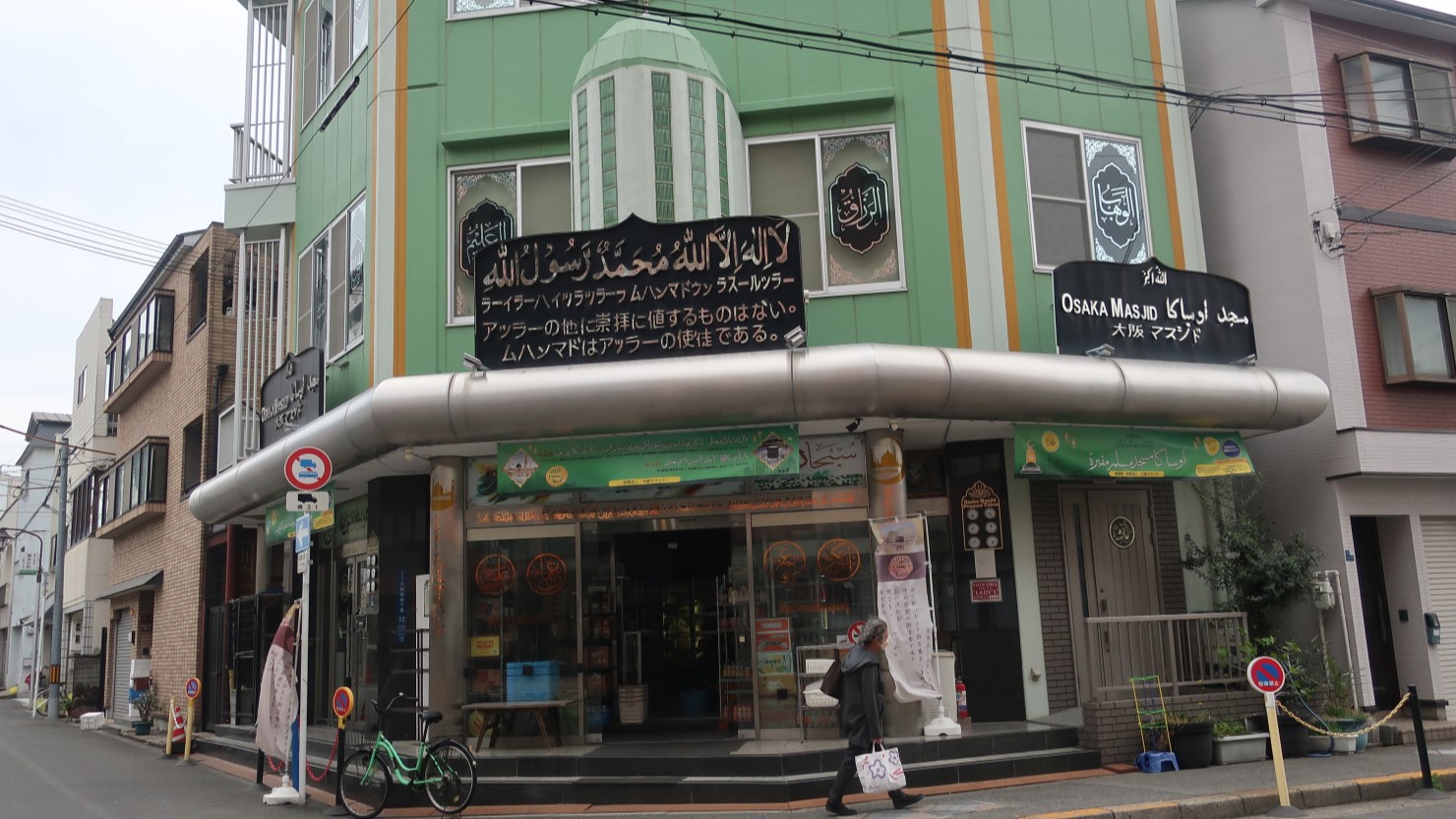 グローサリーストアのひとつ。中にはインドの食材をはじめ、スナックなども販売しています