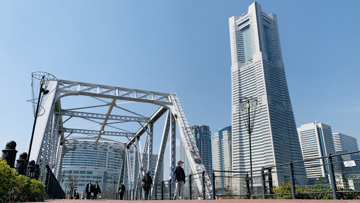 汽車道の鉄橋とランドマークタワー