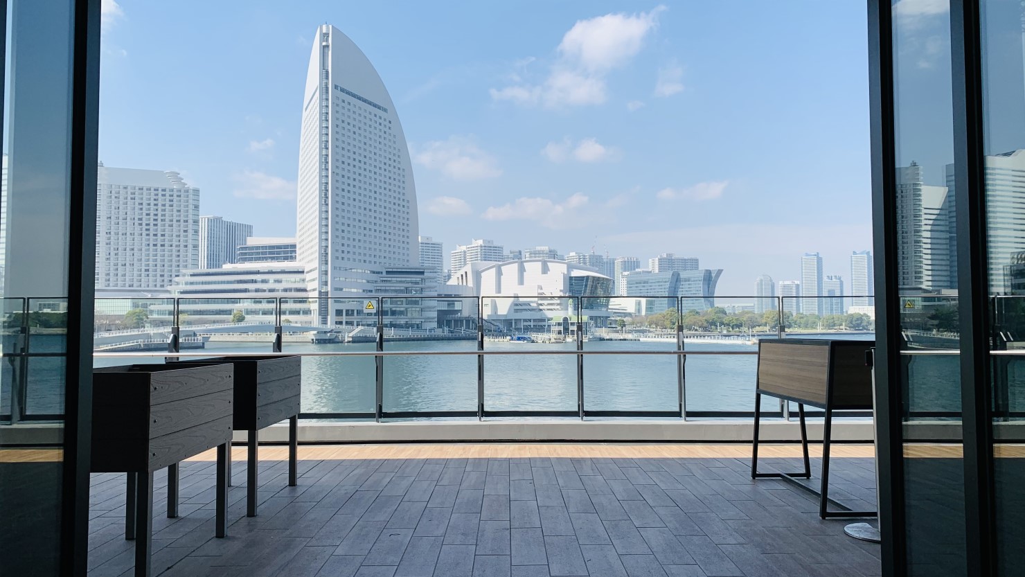 横浜ハンマーヘッドのテラスから眺めたみなとみらいの風景