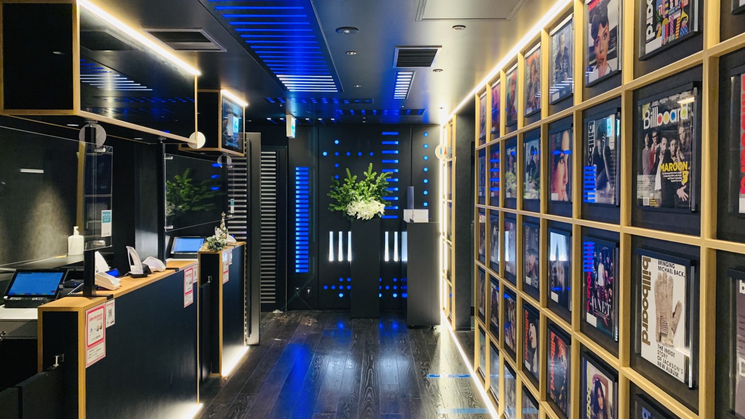 ロビーにはビルボードの表紙がずらり