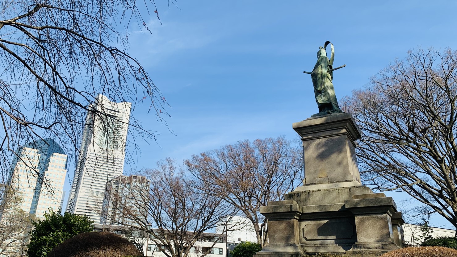 井伊直弼の銅像が設置されている「掃部山公園」