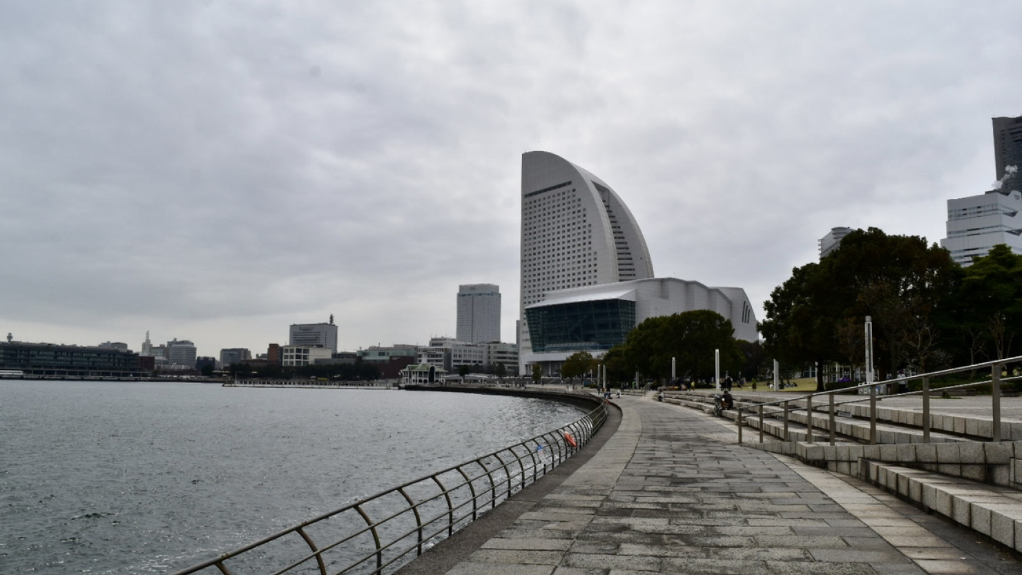 臨港パーク内にある広々とした遊歩道