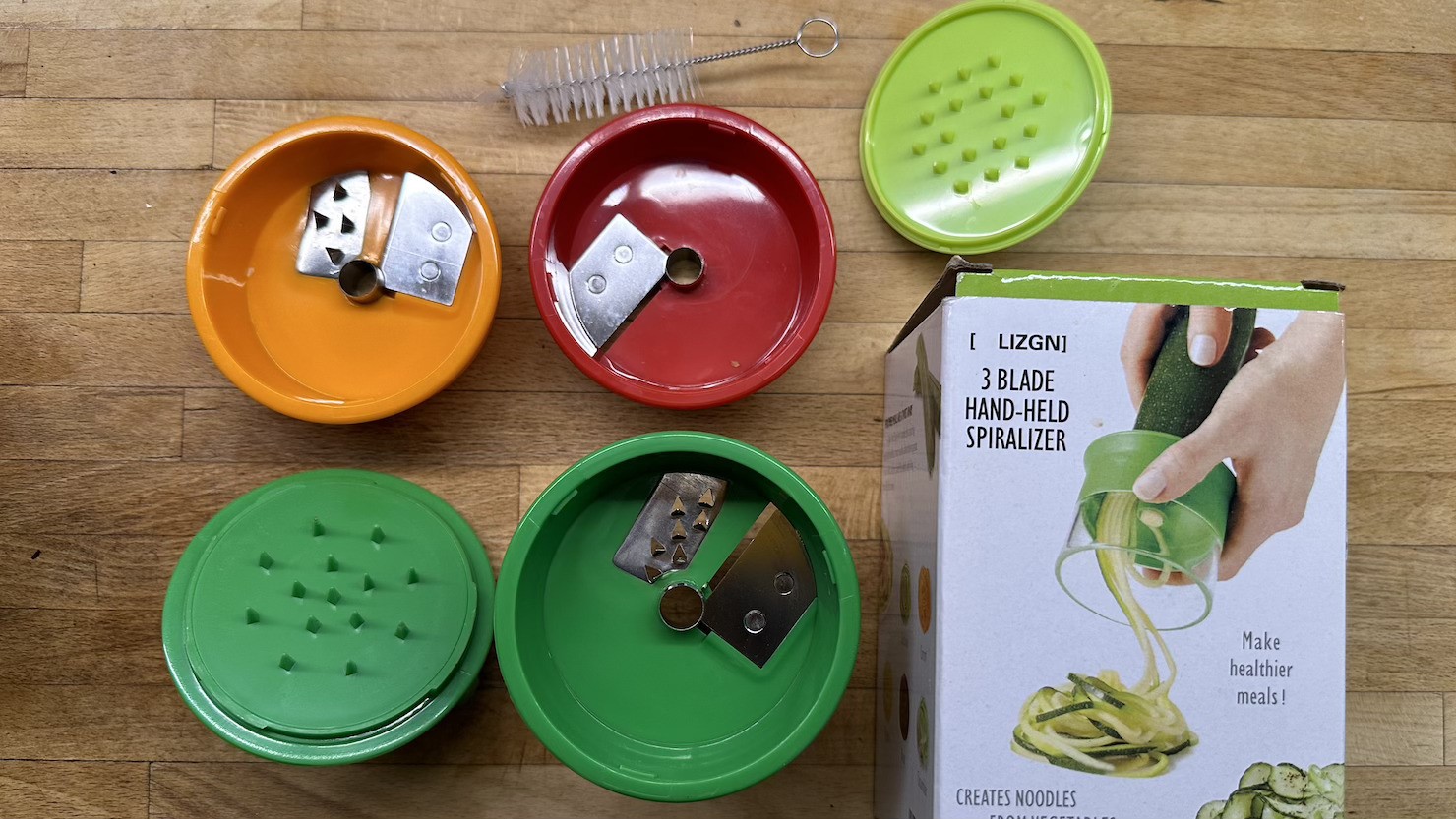 私が使っているスパイラライザー。刃を変えることでいろいろな野菜パスタができる   © もぐ・ロンドン