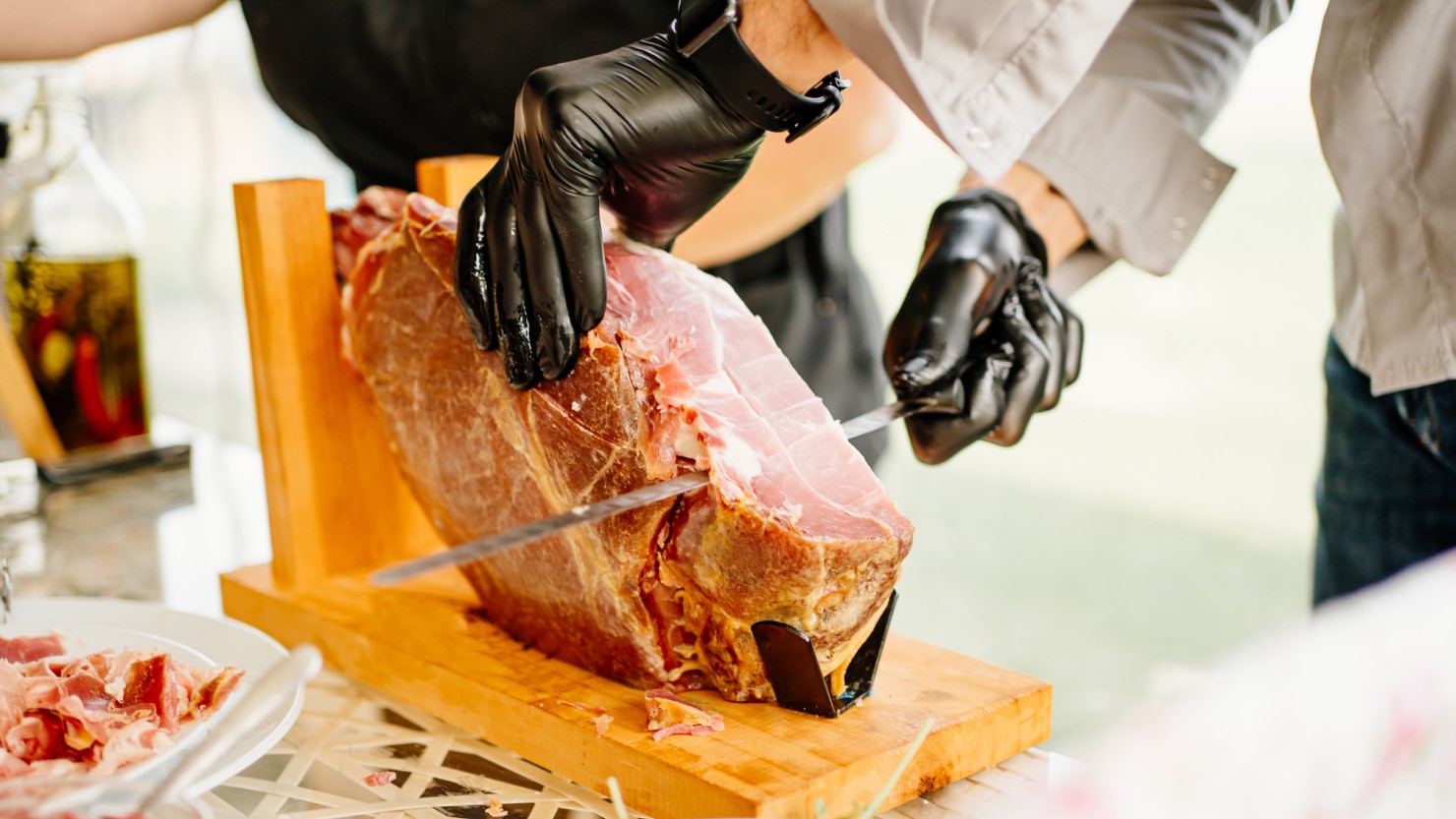 干し肉をカットする様子