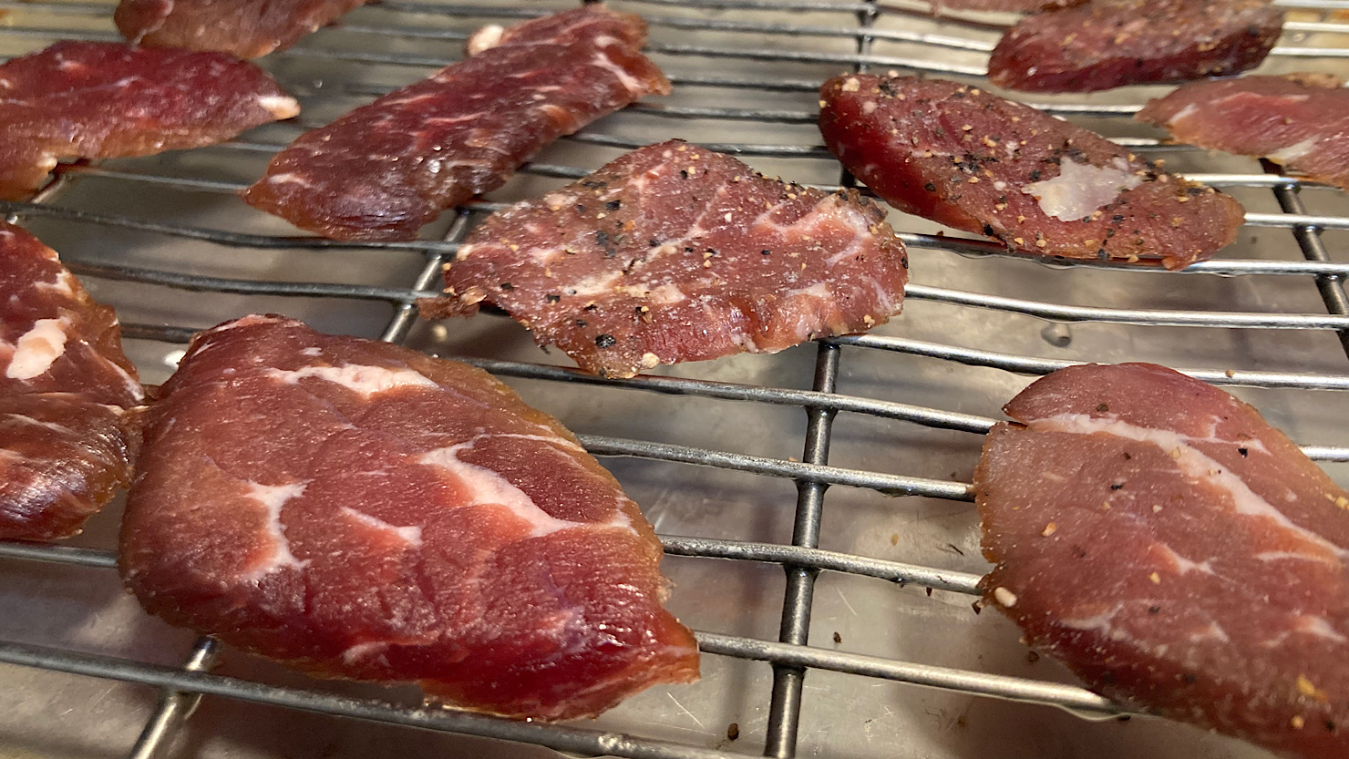 バットに網を乗せて肉を干す