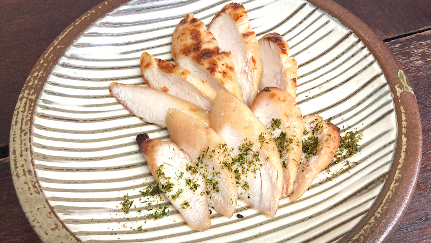 炙って山椒をかけた鶏ささみの干し肉